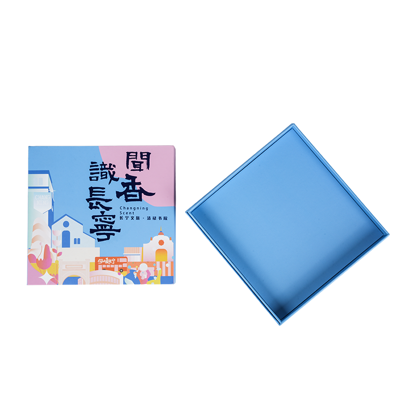 Pevná otočná hrací skříňka ve tvaru knihy s prázdninovou tématikou