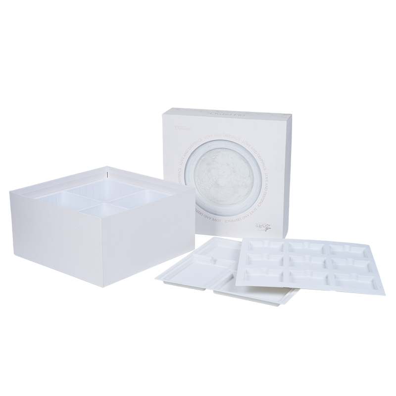 Pevná otočná hrací skříňka ve tvaru knihy s prázdninovou tématikou