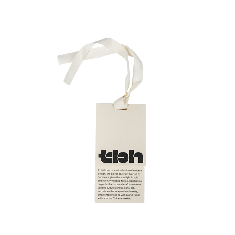 Dvouvrstvé bílé kartonové visačky pro balení oděvů